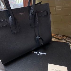 SAC DE JOUR CARRY ALL BAG BLACK GRAINED LEATHER.